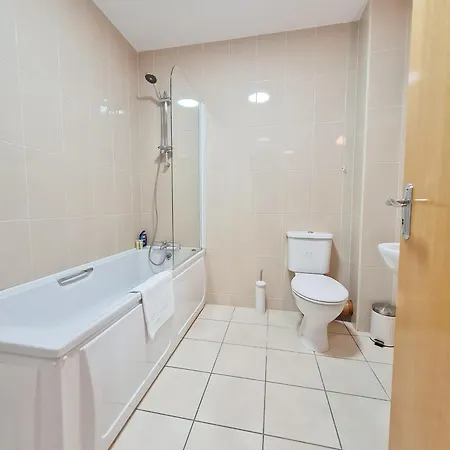 Suburban Penthouse -no 1 Apartament