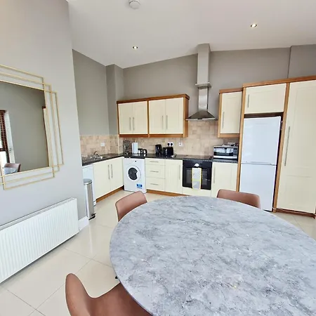 Suburban Penthouse -no 1 Apartament